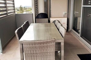 تناول الطعام بالخارج