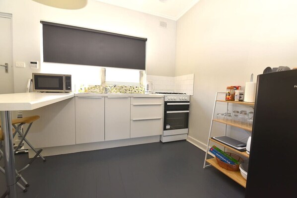 冷蔵庫、電子レンジ、オーブン、コンロ