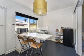 冷蔵庫、電子レンジ、オーブン、コンロ