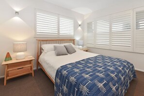 3 chambres, bureau, fer et planche à repasser, lit parapluie