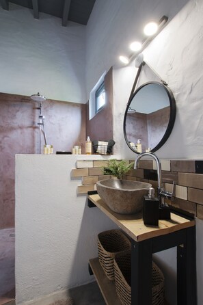 Douche, séchoir à cheveux, serviettes fournies