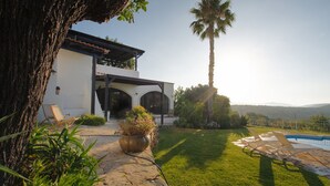 A modern house with a pool, a palm tree, and a mountain view. - Suite Swimming Pool Quinta da Eira 140 years old (Loule)