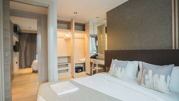 Two Bedroom | Minibar con artículos gratuitos, caja fuerte, escritorio