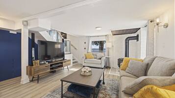 Fernseher, Kamin, Tischfußball, Tischtennisplatte