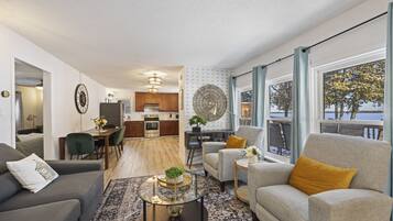 Télévision, cheminée, baby-foot, table de tennis de table