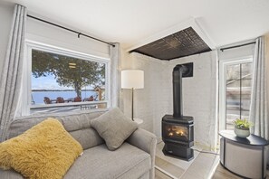 Televisor, llar de foc, futbolí i taula de tennis de taula 