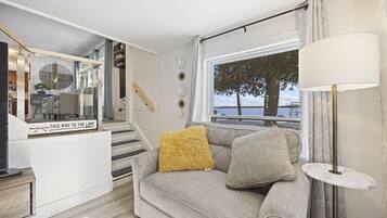 Fernseher, Kamin, Tischfußball, Tischtennisplatte