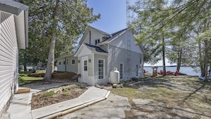 A house with a large water tank, a dock, and a view of the lake. - Welcome to Lake House On Park (Yarker)