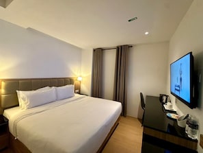 プレミアム ルーム キングベッド 1 台 窓なし | ミニバー、セーフティボックス (室内)、デスク、WiFi (無料)