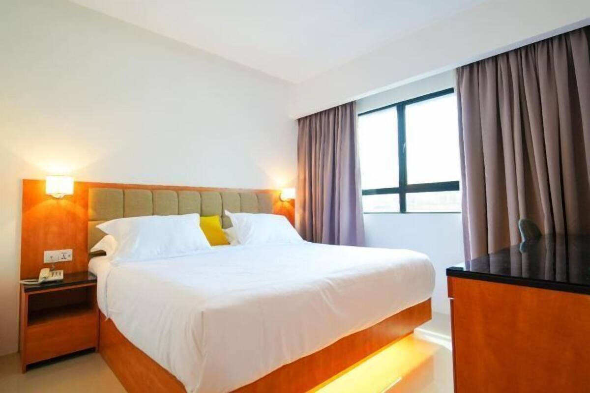 Minibar, in-room safe, desk, WiFi (free)