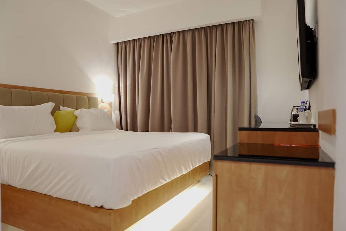 Minibar, brankas, meja kerja, dan Wi-Fi gratis