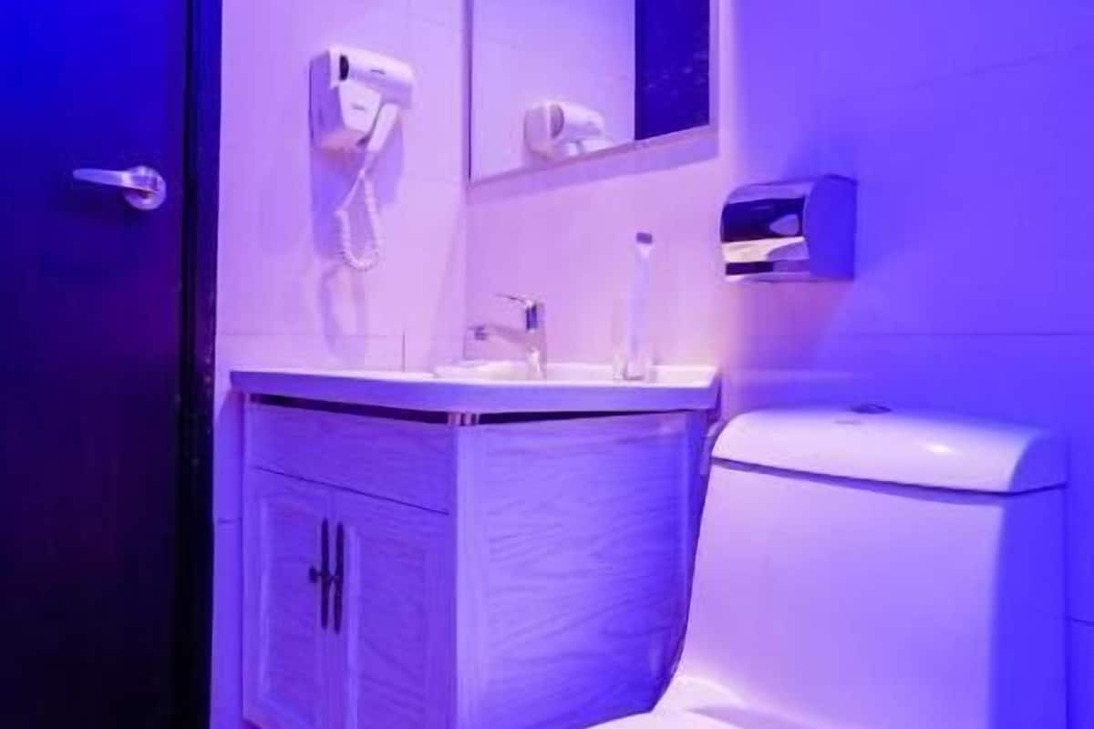 Shower, perlengkapan mandi gratis, pengering rambut, dan sandal