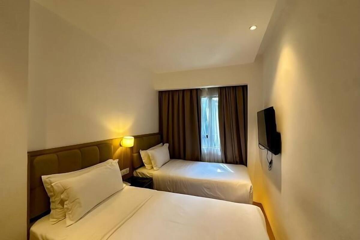 Minibar, in-room safe, desk, WiFi (free)