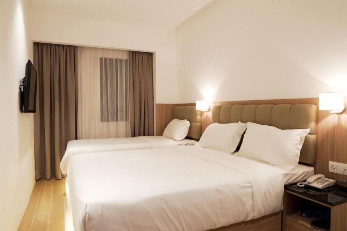 Een minibar, een kluis op de kamer, een bureau, gratis wifi