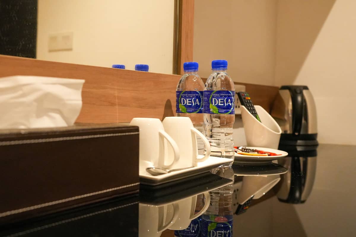 Minibar, brankas, meja kerja, dan Wi-Fi gratis