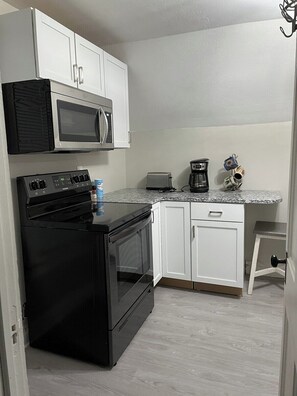 Jääkaappi, mikroaaltouuni, uuni, liesi