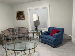 TV, offices - The Yellow-Shuttered House apt B (Sharon)