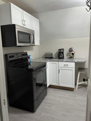 Coffee/tea maker, fridge, microwave, oven - The Yellow-Shuttered House apt B (Sharon)