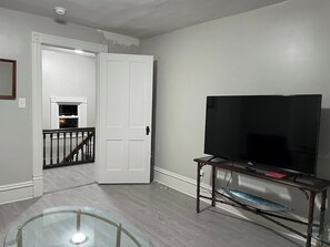 Interior - The Yellow-Shuttered House apt B (Sharon)