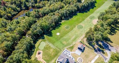 Walk-up apartment with resort amenities: firepit, sports courts & hiking