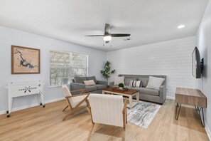 Smart-TV, DVD-spiller og bøker