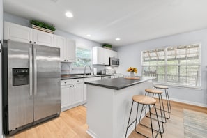 Kjøleskap, mikrobølgeovn, ovn og kokeplater