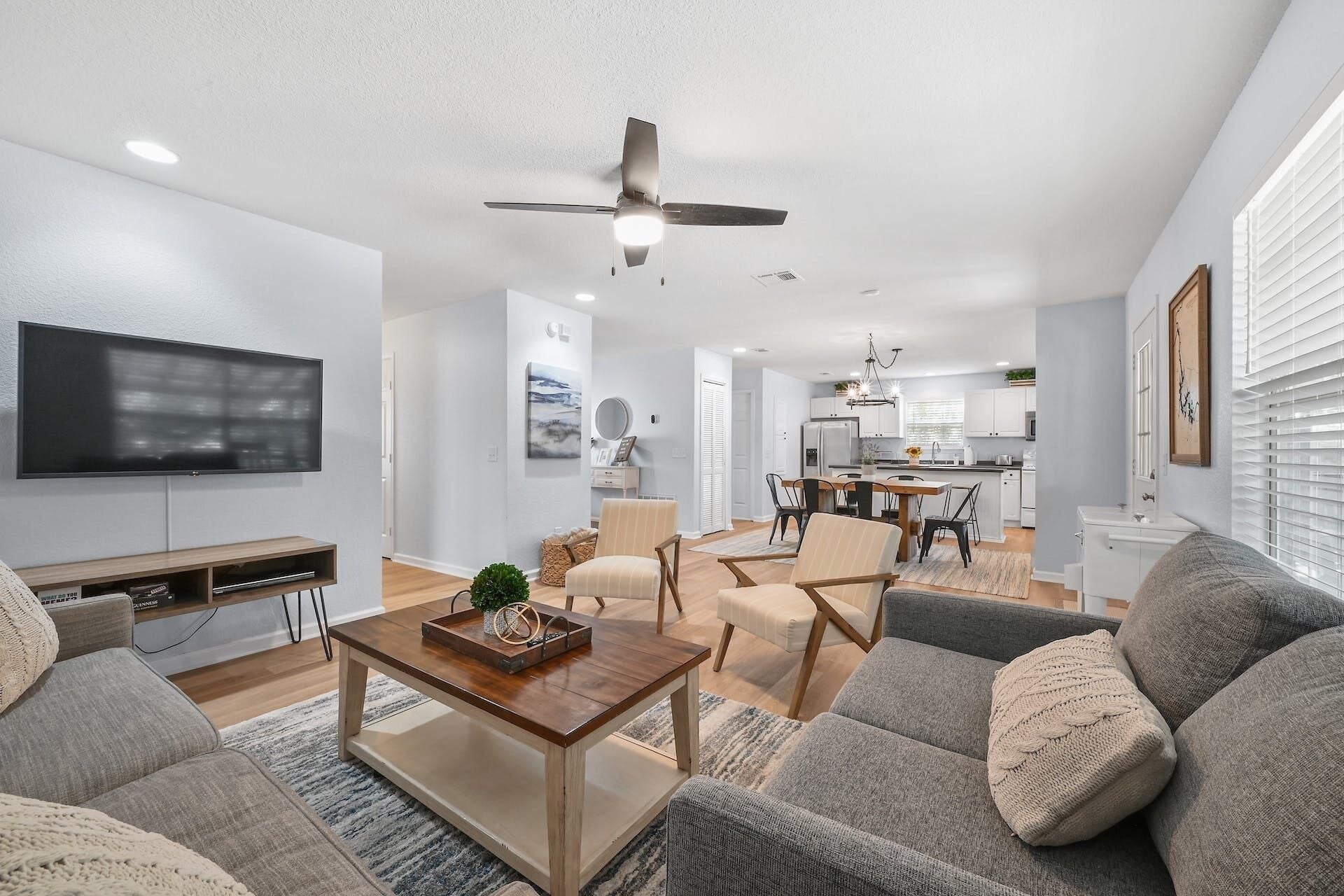 Smart-TV, DVD-spiller og bøker