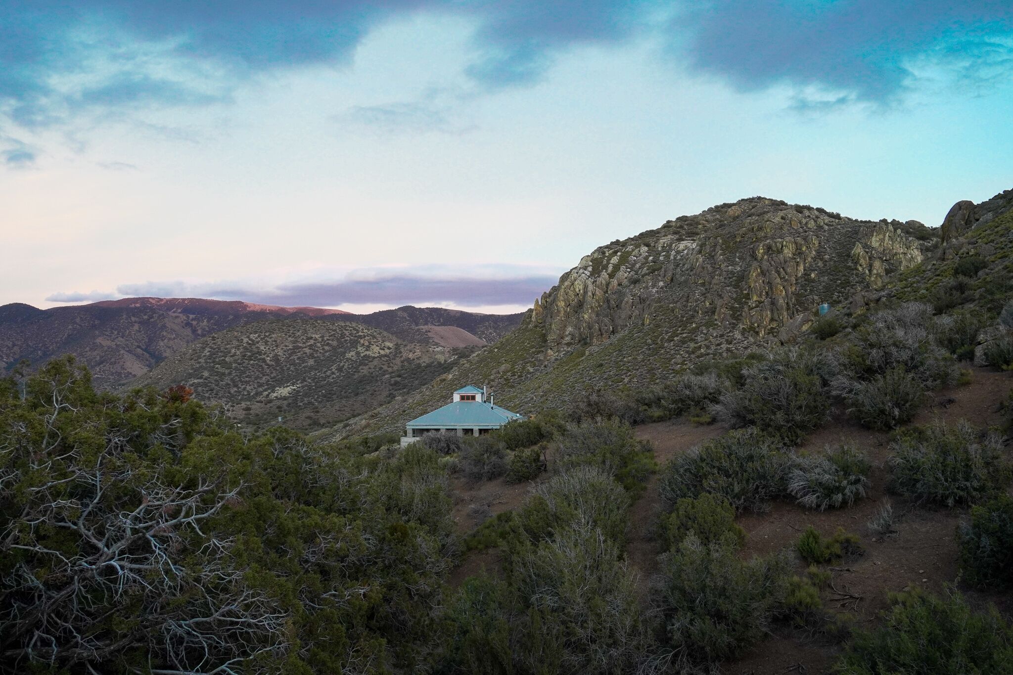Private architecture compound on 80 acre Park setting - sleeps 8 + barn + VIEWS!