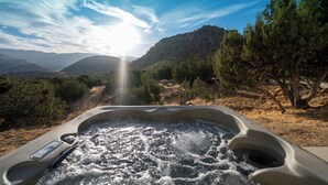 A hot tub with a view of mountains and trees. - Spacious Artist Loft  in Tehachapi (Tehachapi)
