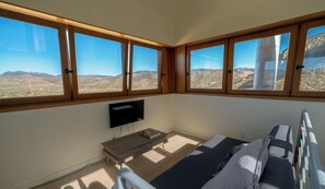 Smart TV, fireplace, video games, books - Spacious Artist Loft  in Tehachapi (Tehachapi)