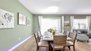 Dining - 12 bed pool home, sleeps 30, jacuzzi, great location, gated resort, lake view. (Kissimmee)