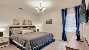 12 bedrooms, iron/ironing board, WiFi, bed sheets - 12 bed pool home, sleeps 30, jacuzzi, great location, gated resort, lake view. (Kissimmee)