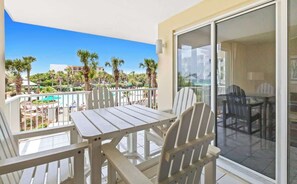 Outdoor dining - The Crescent 105 (Miramar Beach)