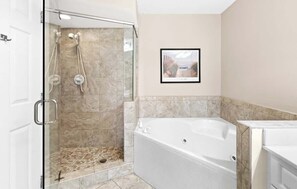 Douche, séchoir à cheveux, serviettes fournies, shampooing