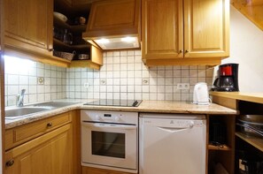 雪櫃、微波爐、焗爐、洗碗機