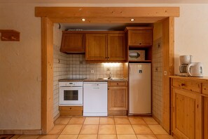 Een koelkast, een microgolfoven, een oven, een vaatwasser