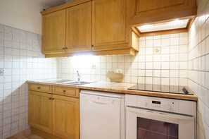 Fridge, microwave, oven, dishwasher - Rés Aravis C15 : Pistes et Cœur de Village et Grande Terrasse (LE GRAND BORNAND)