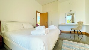 3 habitaciones, caja de seguridad en la habitación y escritorio 