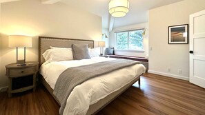 5 habitaciones, escritorio y tabla de planchar con plancha