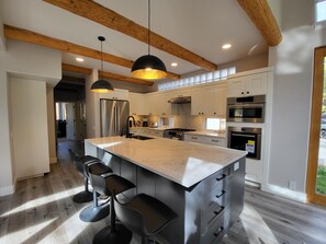 Jääkaappi, mikroaaltouuni, uuni, liesi