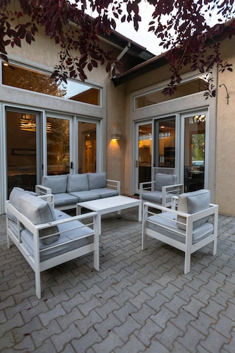 All season 5 BR, 5 BA house in mid-valley, 12 min to Baldy ski lifts