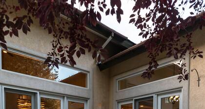 All season 5 BR, 5 BA house in mid-valley, 12 min to Baldy ski lifts