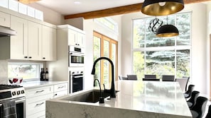 Geladeira, micro-ondas, fogão, cooktop