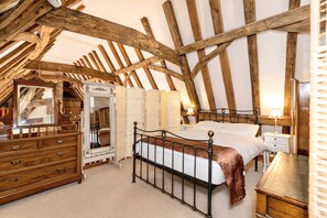 8 bedrooms, iron/ironing board, internet, bed sheets - Doves Barn, Needham Market (Bradley)