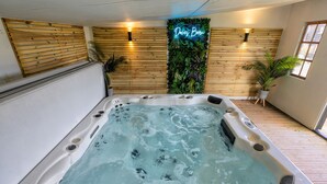 Un jacuzzi con una pared de madera y un letrero de neón.