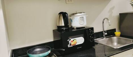 Réfrigérateur, micro-ondes, bouilloire électrique, tables à manger