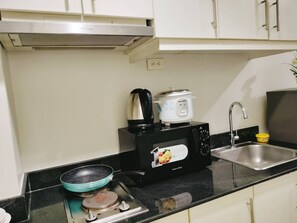 Réfrigérateur, micro-ondes, bouilloire électrique, tables à manger