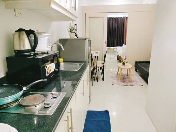 Réfrigérateur, micro-ondes, bouilloire électrique, tables à manger