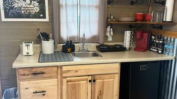 Een koelkast, een microgolfoven, een koffiezetapparaat/waterkoker