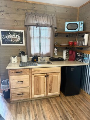 Refrigerador, microondas, cafetera y tetera y tostadora 